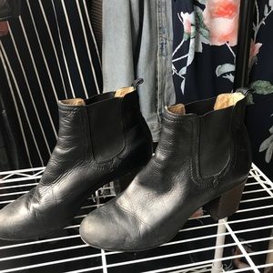 FRYE Stella Chelsea Short - Black - Size 8.5M